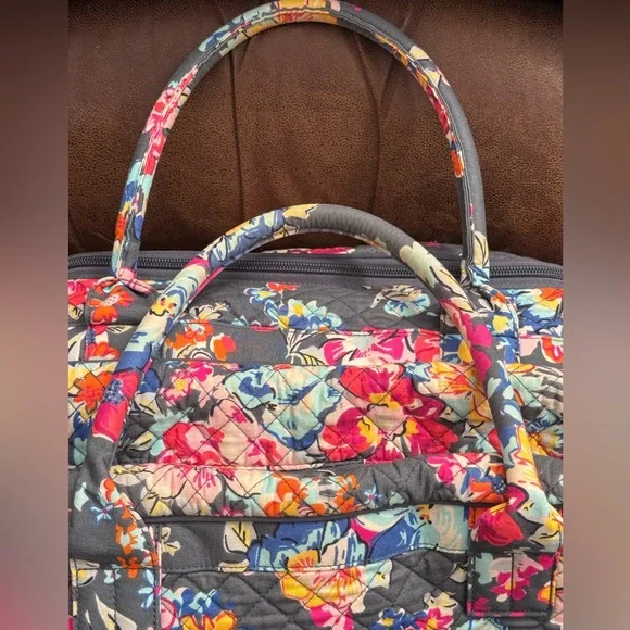 Vera Bradley Khaki Green & Floral Patterned Tote. Overnight bag - Picture 5 of 14